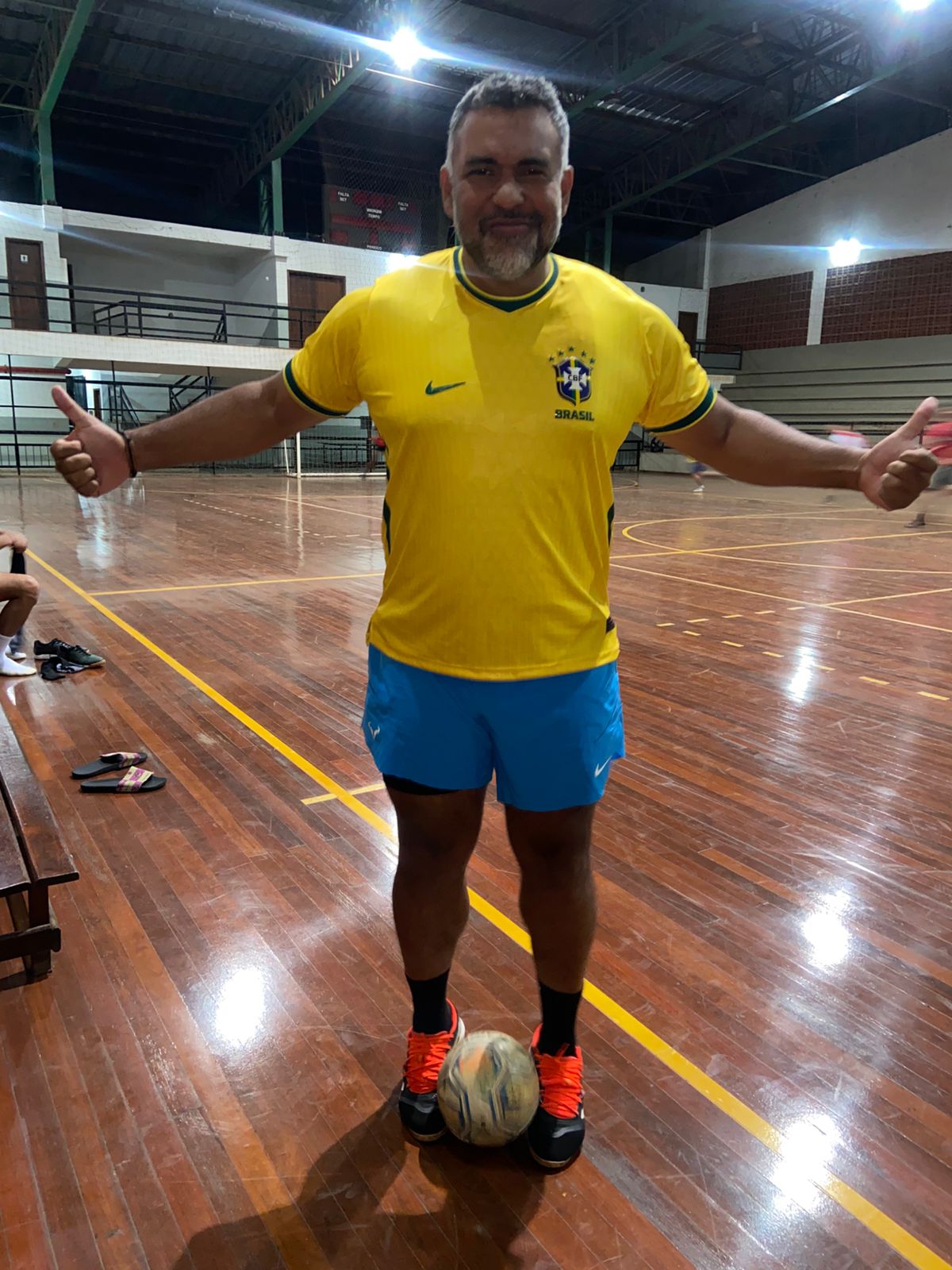 Modelo amarelo da camiseta Brasil 2026 visto de frente