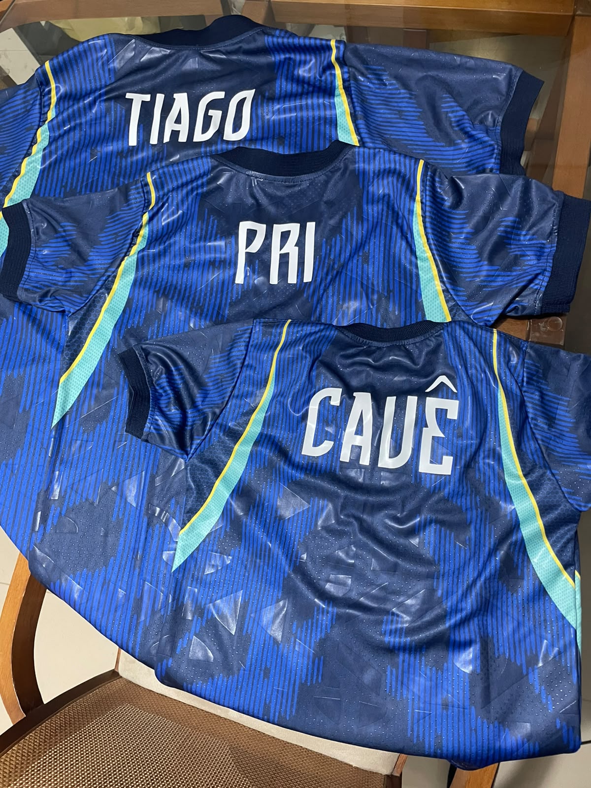 Camisetas azuis Brasil 2026 personalizadas com nomes nas costas
